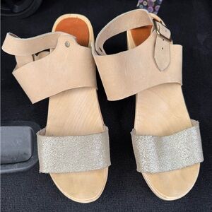 Bryr Tan and Gold Women's Clog Sandals Size 39